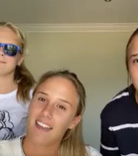 [VIDEO] Rassie's daughters ecstatic he is back to work and out of their hair! 