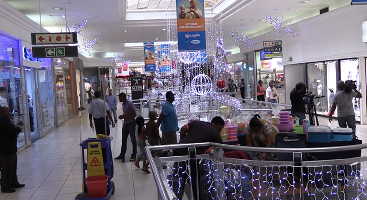 The Festive Season is here and many South Africans will be visiting shopping malls to do their Christmas shopping. Picture: Vumani Mkhize/EWN.