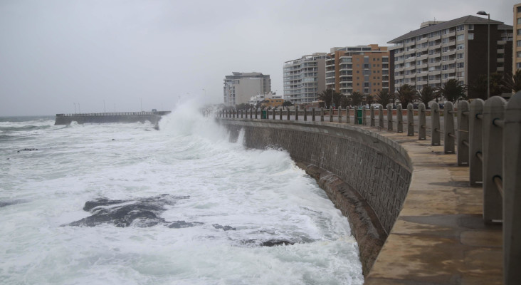 FILE: Waves crash on Sea Point promenade near Mouille Point as a cold front creeps into Cape Town. Picture: Bertram Malgas/EWN