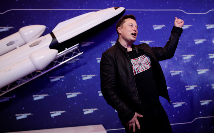 Pengguna web China meledakkan Musk atas stasiun luar angkasa yang nyaris celaka