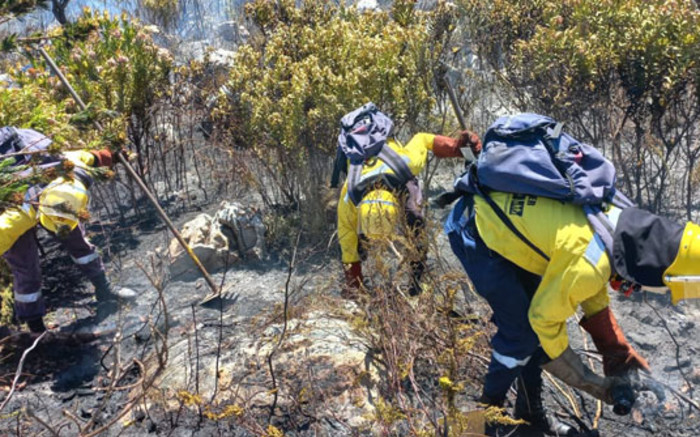 Petugas pemadam kebakaran WC berjuang untuk memadamkan api di Paarl, Robertson
