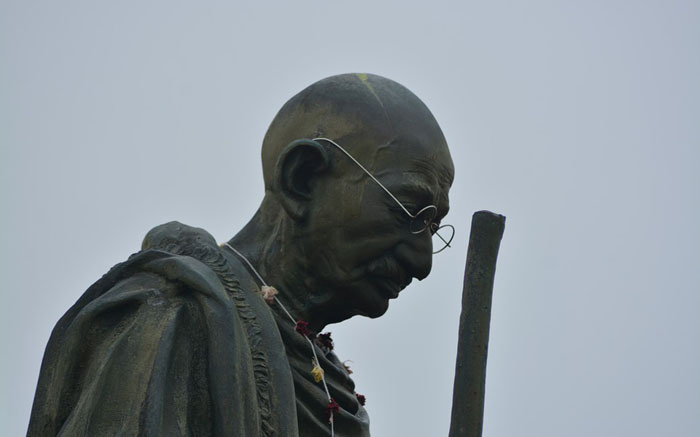Résultat de recherche d'images pour "statue de Mahatma Gandhi"