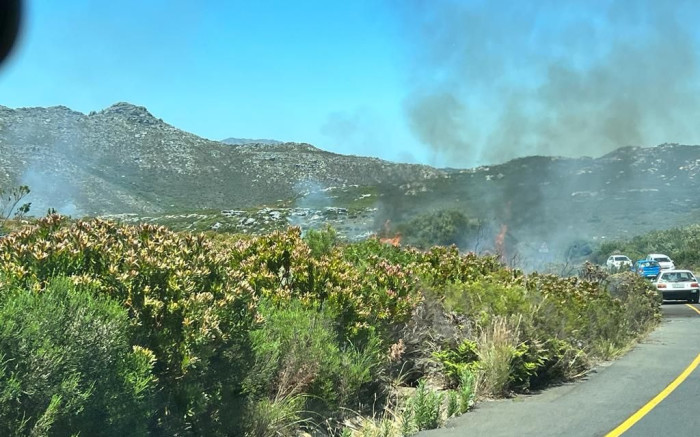 Ou Kaapse Weg di Cape Town ditutup karena kebakaran padang rumput