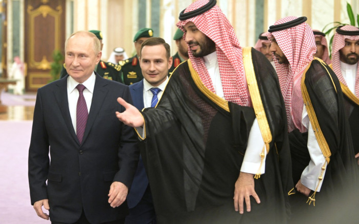Putin visits Saudi Arabia, UAE on Middle East tour