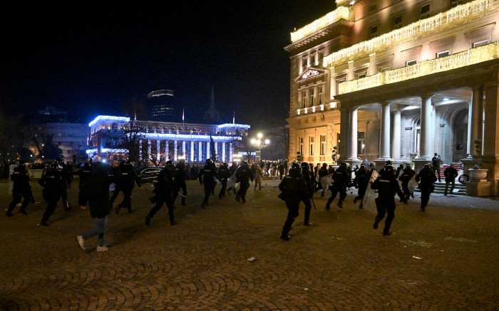 Opposition supporters try to storm Belgrade city hall