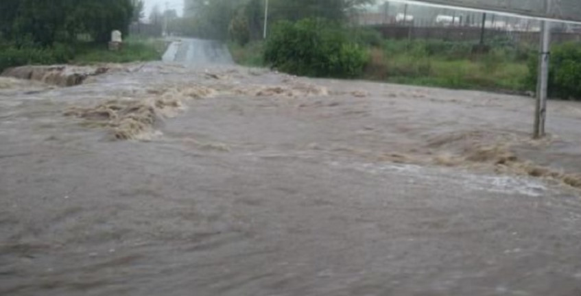 WATCH: Bus attempting to cross river in Kenya gets swept away
