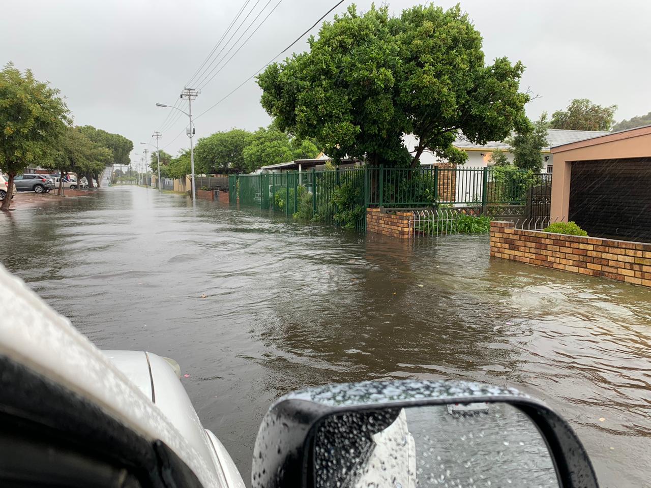[PICTURES] Flooding, traffic chaos in Cape Town as the heavens open - CapeTalk