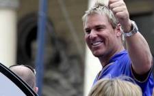 Cricket icon and Rajasthan Royals player-coach Shane Warne greets fans in Cape Town during the IPL's street parade. Picture: Nardus Engelbrecht/SAPA