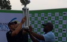 Tshwane Mayor Solly Msimanga hands over the trophy to Dean Burmester. Picture: Twitter @TshwaneOpen.