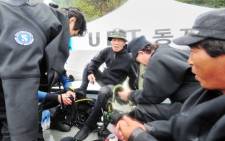 FILE: South Korean divers prepare their gear on 18 April 2014 before heading out to sea to the location of the Sewol ferry accident. Picture: AFP. 