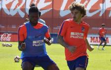 FILE: Antoine Griezmann (right) during a training session at Atletico Madrid. Picture: @atletienglish/Twitter
