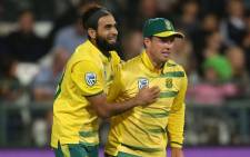 Proteas spinner Imran Tahir celebrates a wicket with teammate AB de Villiers. Picture: @OfficialCSA/Twitter