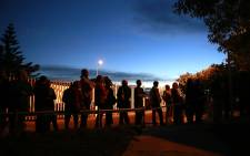 EARLY BIRDS: Cape Town residents join the queue at a local polling station during the early hours of the morning on 7 May, 2014. Picture: AFP