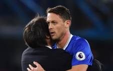 Chelsea’s Italian head coach Antonio Conte congratulates Chelsea’s Serbian midfielder Nemanja Matic at the end of the English Premier League football match between Chelsea and Tottenham Hotspur at Stamford Bridge in London on 26 November, 2016. Picture: AFP.