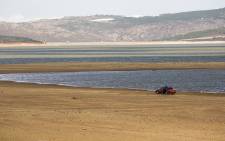 The water level of the Theewaterskloof Dam near Cape Town dropped to around 30 percent in March 2016. It is the largest of five major dams supplying drinking water to the city. Picture: Aletta Harrison/EWN