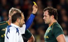 FILE: Bismarck du Plessis (R) is yellow-carded by referee Romain Poite during the Rugby Championship Test between New Zealand and South Africa in Auckland, 14 September 2013. Picture: AFP.