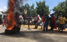 EFF and ANC protesters burn tyres at the Hoërskool Overvaal in Vereeniging on 17 January, 2018. Picture: EWN