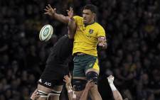 Australia’s Rob Simmons takes a lineout ball over Scott Barrett of New Zealand during their Rugby Championship match in Perth on 10 August 2019. Picture: AFP