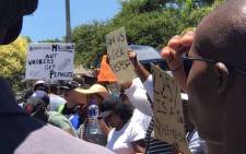 FILE: Striking SABC employees gather outside the Johannesburg offices of the public broadcaster on 14 December 2017, demanding salary increases. Picture: Masechaba Sefularo/EWN
