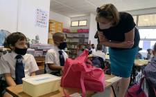 Western Cape Education MEC Debbie Shafer interacting with pupils at Perivale Primary School in Lotus River in Cape Town on 19 January 2022. Picture: Kaylynn Palm/Eyewitness News