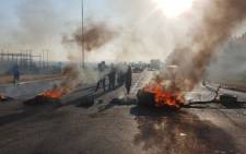 Ennerdale residents burn tyres and block roads in protest on 5 October 2018. Picture: Louise McAuliffe/EWN