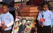 FILE: Children hold candles next to Taegrin Morris' casket during his funeral, Saturday 26 July 2014. Picture: Vumani Mkhize/EWN.
