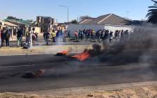 Diepkloof protesters in Soweto have vowed to continue to protest until Gauteng Housing MEC Paul Mashatile addresses them regarding their housing issues. Picture: Kgothatso Mogale/EWN
