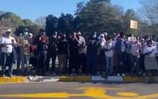 A screengrab of Mbekweni residents protesting outside Paarl Magistrates Court on 8 September 2021 where the man accused of murdering Siphokazi Booi made his first appearance.