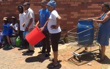 Coronationville Residents queue for water as the water crisis in Gauteng continues to bite. Picture: Vumani Mkhize/EWN. 