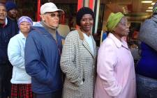 FILE: Pensioners standing in line as they wait to withdraw their monthly monies from a Sassa pay point at Shoprite in Mitchells Plain, Cape Town. Picture: Lauren Isaacs/EWN