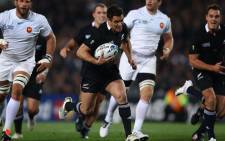 FILE: Dan Carter leaves the French defence trailing as he storms towards the line. Picture: Worldrugby.com