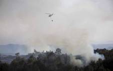 Caption: Fire crews battle flare ups in the Knysna mountains using both helicopters and ground teams. Picture: Thomas Holder/EWN.