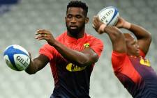 Springbok captain Siya Kolisi (L) passes the ball as he takes part in a training session at the Stade de France Stadium in Saint-Denis, north of Paris on 9 November 2018, on the eve of the international rugby union test match against France. Picture: AFP