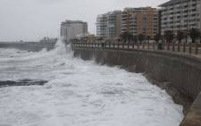 FILE: Waves crash on Sea Point promenade near Mouille Point as a cold front creeps into Cape Town. Picture: EWN