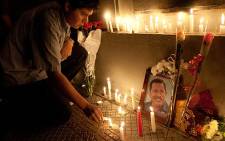 Supporters of Venezuelan President Hugo Chavez ligth candles while gathering in front of the Venezuelan embassy in Santiago, Chile on March 5, 2013, after knowing of his death. Picture: AFP/ CLAUDIO SANTANA