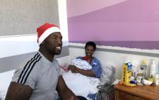 Springbok captain Siya Kolisi pictured with a new mother at the Groote Schuur Hospital on 10 December 2018. Picture: Kaylynn Palm/EWN