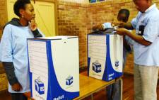 IEC officers set up ballot boxes at Orange Grove Primary School on 20 April, 2009. Picture: Taurai Maduna/Eyewitness News