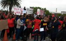 Nelson Mandela Metropolitan University students protest in PE before police intervened. Photos: @dasonmmu via Twitter.