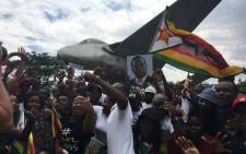 Supporters of Emmerson Mnangagwa gather at the Manyame Air Base awaiting his return to Zimbabwe on 22 November 2017. Picture: EWN