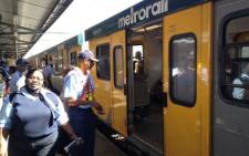 FILE: Officers inspect Metrorail train. Picture: EWN