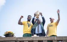 President Cyril Ramaphosa (centre) holds the Webb Ellis trophy during the presidential welcome of the 2023 Rugby World Cup champions. Picture: Jacques Nelles/Eyewitness News