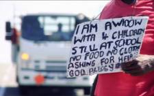 A Zimbabwean woman begs at a Johannesburg intersection. Picture: IRIN.