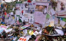DOING MORE: Members of the public have shown their support for Nelson Mandela by leaving well wishes at his home and the Mediclinic Heart Hospital in Pretoria. People are also being urged to pray for Madiba. Picture:Christa Van der Walt/EWN