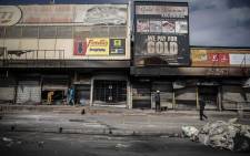 Alexandra community members cleaning up after days of looting that saw many shops and businesses vandalised. Picture: Abigail Javier/Eyewitness News.