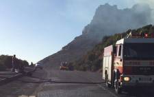 Boyes Drive has been closed to traffic due to veld fire. Picture: Natalie Malgas/EWN