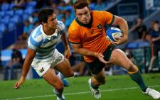 Australia's Andrew Kellaway (R) runs with the ball as Argentina's Guido Petti tries for a tackle during the Rugby Championship match in Gold Coast on 2 October 2021. Picture: Patrick Hamilton/AFP