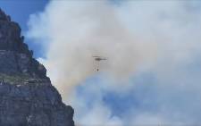 The Table Mountain cable car service has been suspended as firefighters battle a blaze that started in Fountain Ravine, 29/10/22
Image: screengrab from video posted by @TableMountainNP 