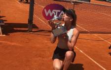 Elina Svitolina kisses the trophy after successfully defended her Italian Open title. Picture: @InteBNLdItalia/Twitter.