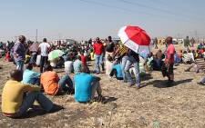 Striking Lonmin miners wait in the veld for word from their leaders. Picture: Taurai Maduna/EWN.