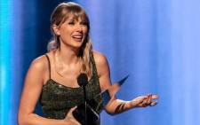 FILE: Taylor Swift accepting one of the six American Music Awards trophies she won on Sunday. Picture: Twitter/@AMAs